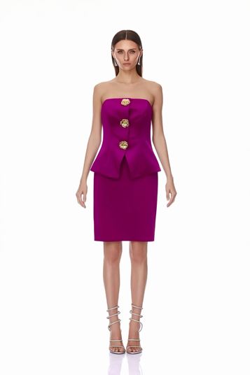 فستان سهرة قصير من الساتان الفوشيا بتفاصيل من الورود